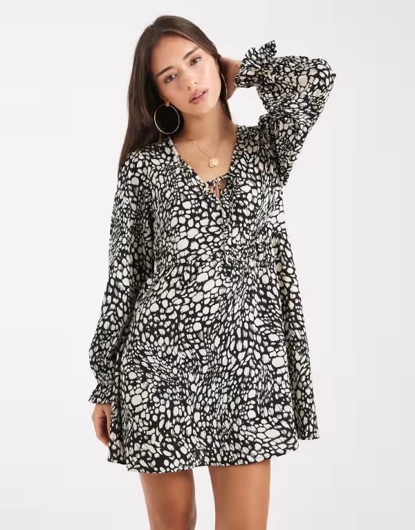 ウェンズデーガール レディース トップス ワンピース Vネック ミニワンピース プリント ミニ Wednesdays Girl v neck floaty abstract print mini dress Black ブラック