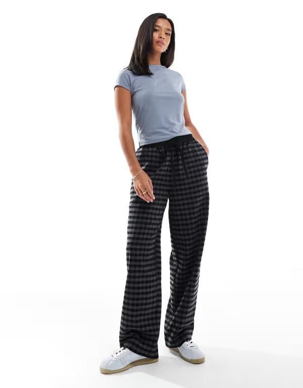 エイソス レディース ボトムス カジュアルパンツ プチ パンツ ASOS DESIGN Petite pullon tie waist barrel pants gray check Black gray check ブラック