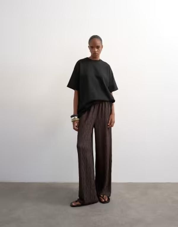 トップショップ レディース ボトムス カジュアルパンツ ワイドレッグ ジャージー Topshop crinkle jersey wide leg pants in chocolate チョコレート