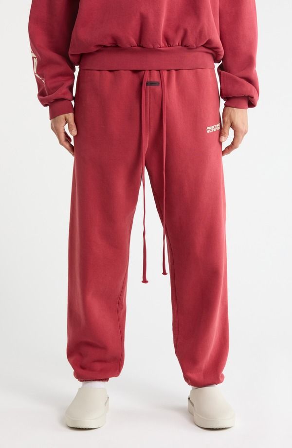 フィアオブゴッド メンズ ボトムス カジュアルパンツ ジョガーパンツ フリース Fear of God Essentials Classic Heavy Fleece Joggers Crimson クリムゾン