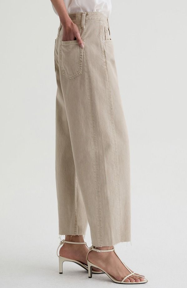 エージー レディース ボトムス カジュアルパンツ ハイウエスト ジーンズ AG Hattie Raw Hem High Waist Crop Barrel Jeansulfur Lightaupe トープ