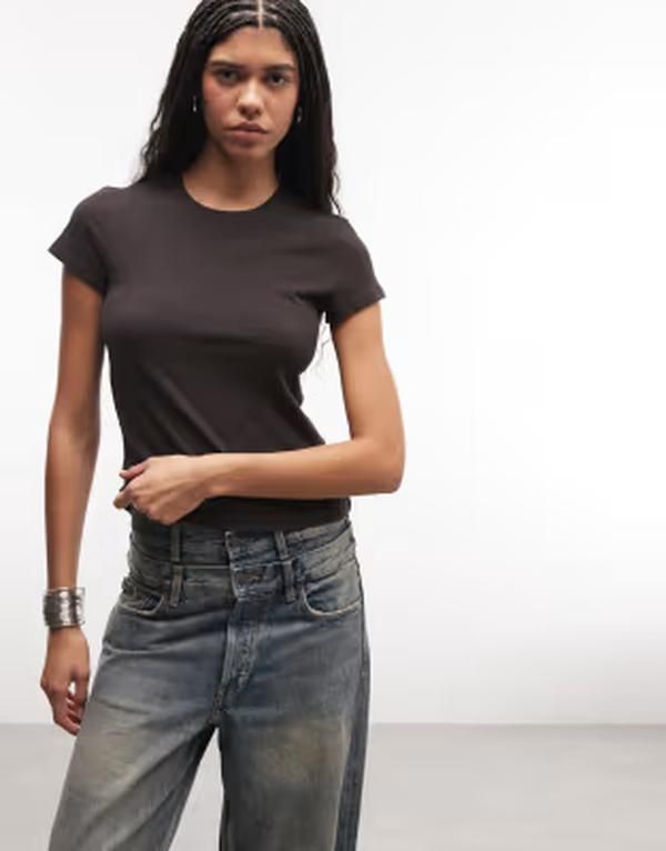 ウィークデイ レディース トップス Tシャツ Weekday fitted tshirt in dark brown exclusive to ASOS Dark brown ブラウン