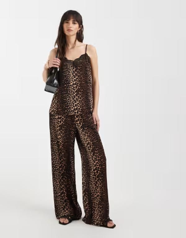 ピーシーズ レディース ボトムス カジュアルパンツ ワイドレッグ プリント PIECES elastic waistband wide leg pants in leopard print part of a set Black leo ブラック