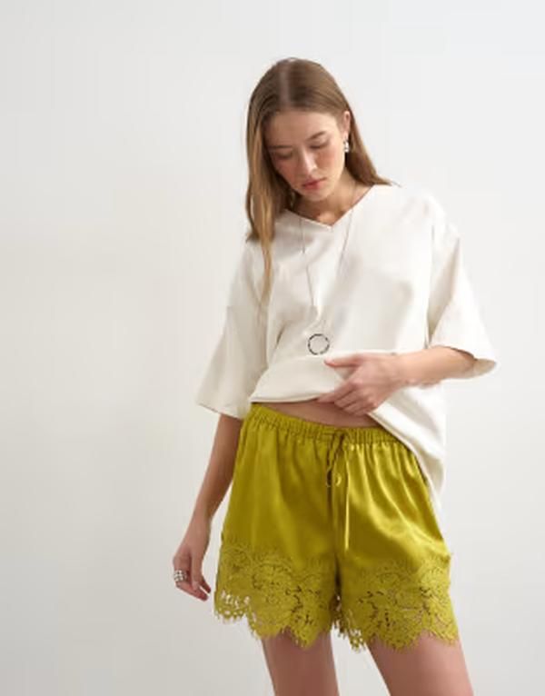 トップショップ レディース ボトムス ハーフパンツ・ショーツ A ライン レーストリム ミニ ショートパンツ サテン レース Topshop crinkle satin aline mini shorts with lace trim in chartreus