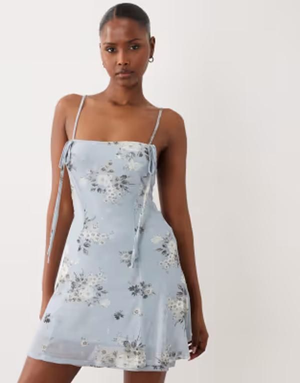 エイソス レディース トップス ワンピース シフォン フラワー柄 ミニ フラワー ASOS DESIGN stretchiffon mini square neck cami dress with peekaboo underlayer floral BLUE