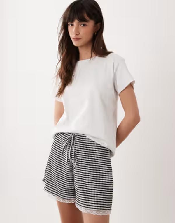 エイソス レディース ボトムス ハーフパンツ・ショーツ レーストリム ギンガムチェック ショートパンツ レース ギンガム ASOS DESIGN gingham shorts with lace trim in mono part of a set Gingh
