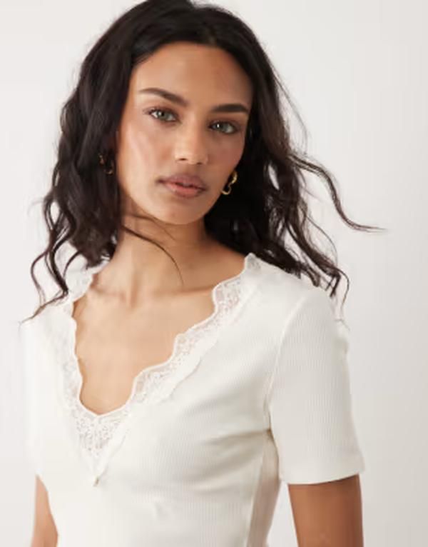 マンゴ レディース トップス Tシャツ Vネック レーストリム コットン レース Mango cotton rich v neck Tshirt with lace trim in cream クリーム