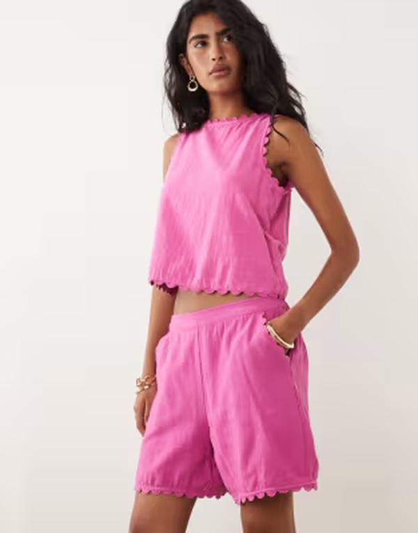 ヴィラ レディース ボトムス ハーフパンツ・ショーツ ショートパンツ コットン VILA cotton scallop trim shorts in bright pink part of a set Fiji flower ピンク