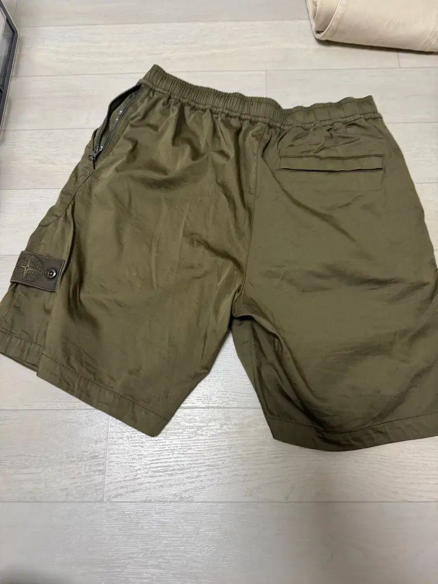 STONE ISLAND ゴーストピース ハーフパンツ カーキ