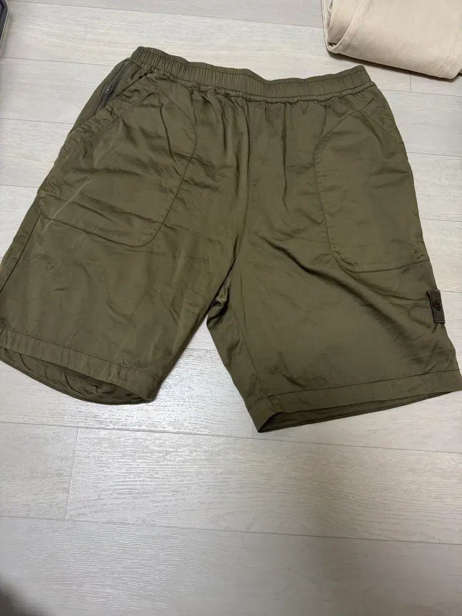 STONE ISLAND ゴーストピース ハーフパンツ カーキ