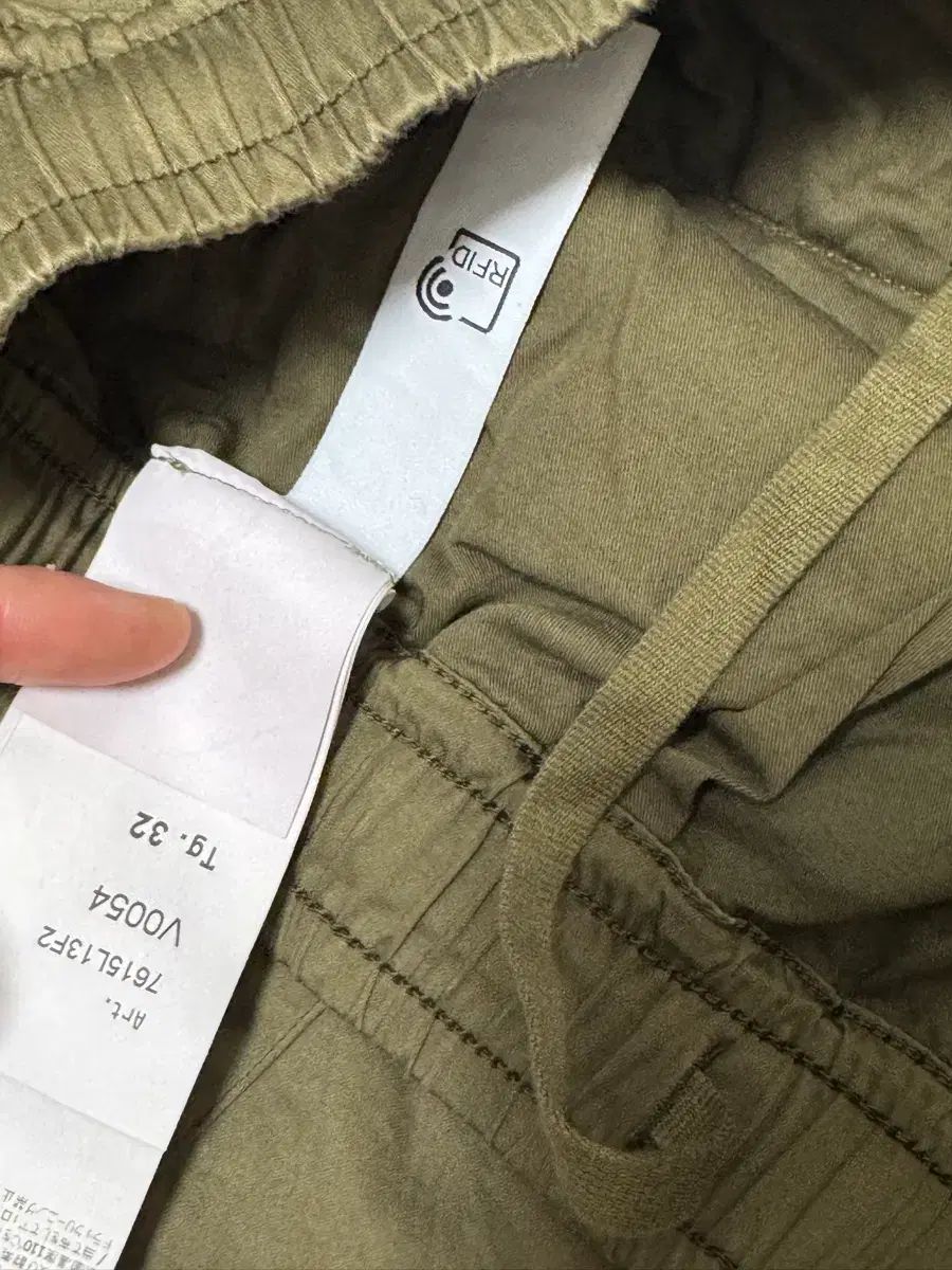 STONE ISLAND ゴーストピース ハーフパンツ カーキ