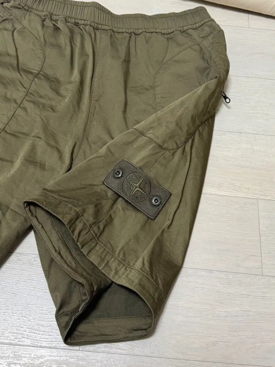 STONE ISLAND ゴーストピース ハーフパンツ カーキ