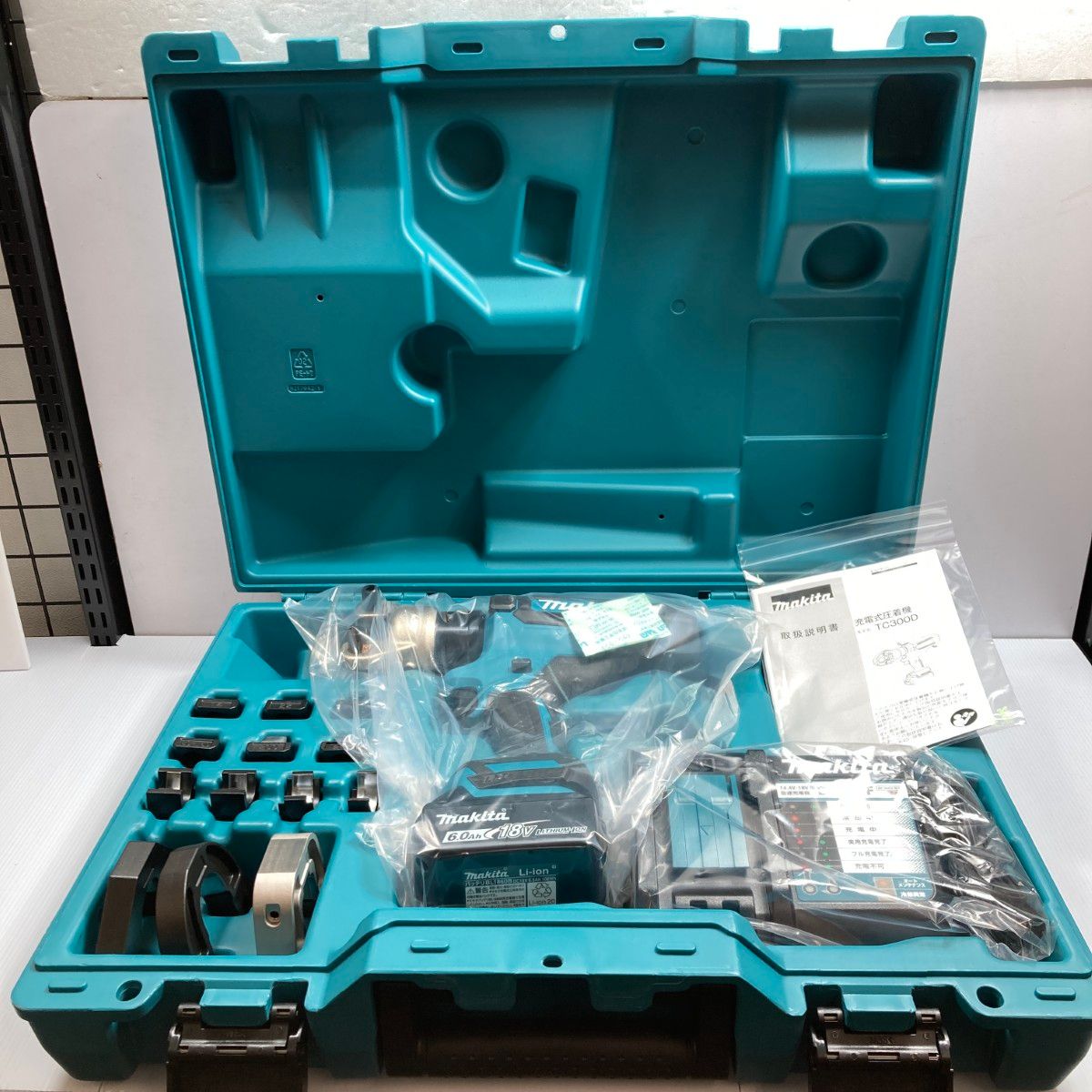 MAKITA マキタ 18V/6.0Ah 充電式圧着機 (充電器・充電池1個・ケース付) PSEマークあり (1) TC300DRG ブルー