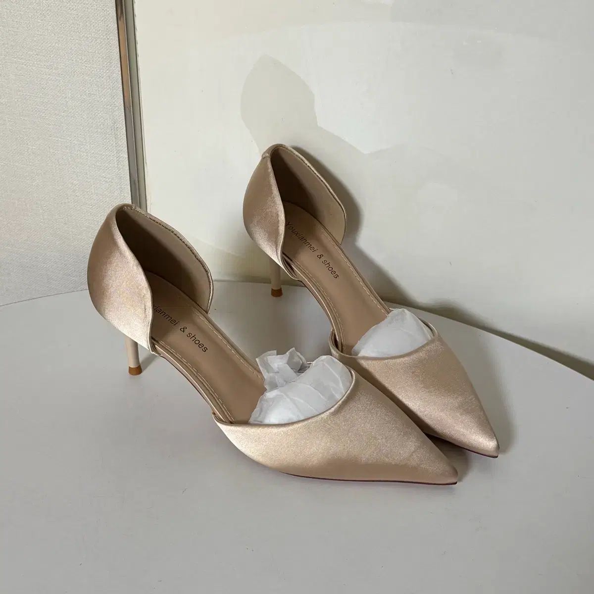@新品 230サイズ 6cm ベージュ サテン サイドオープン 靴