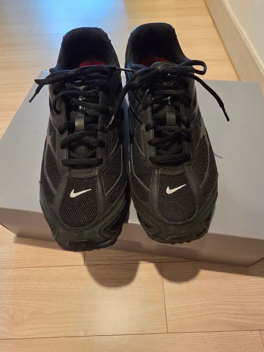 ナイキ ショックス x シュプリーム 275