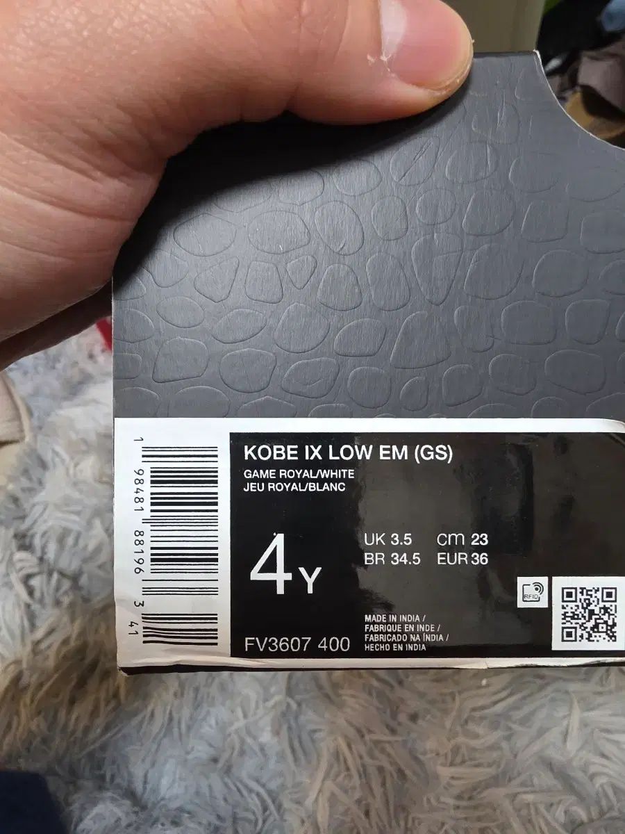 コービー9 ロー EM GS 4Y ロイヤル白 FV3607-400