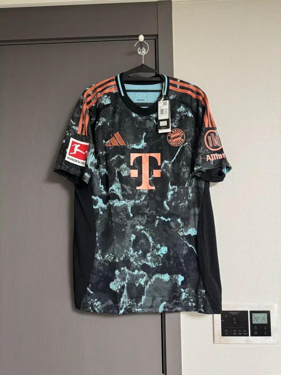 （最終割引）2024 FCバイエルン・ミュンヘン アウェー 来韓記念 ハン 글 マーキング 金 玟哉（キム・ミンジェ） タグ付き新品