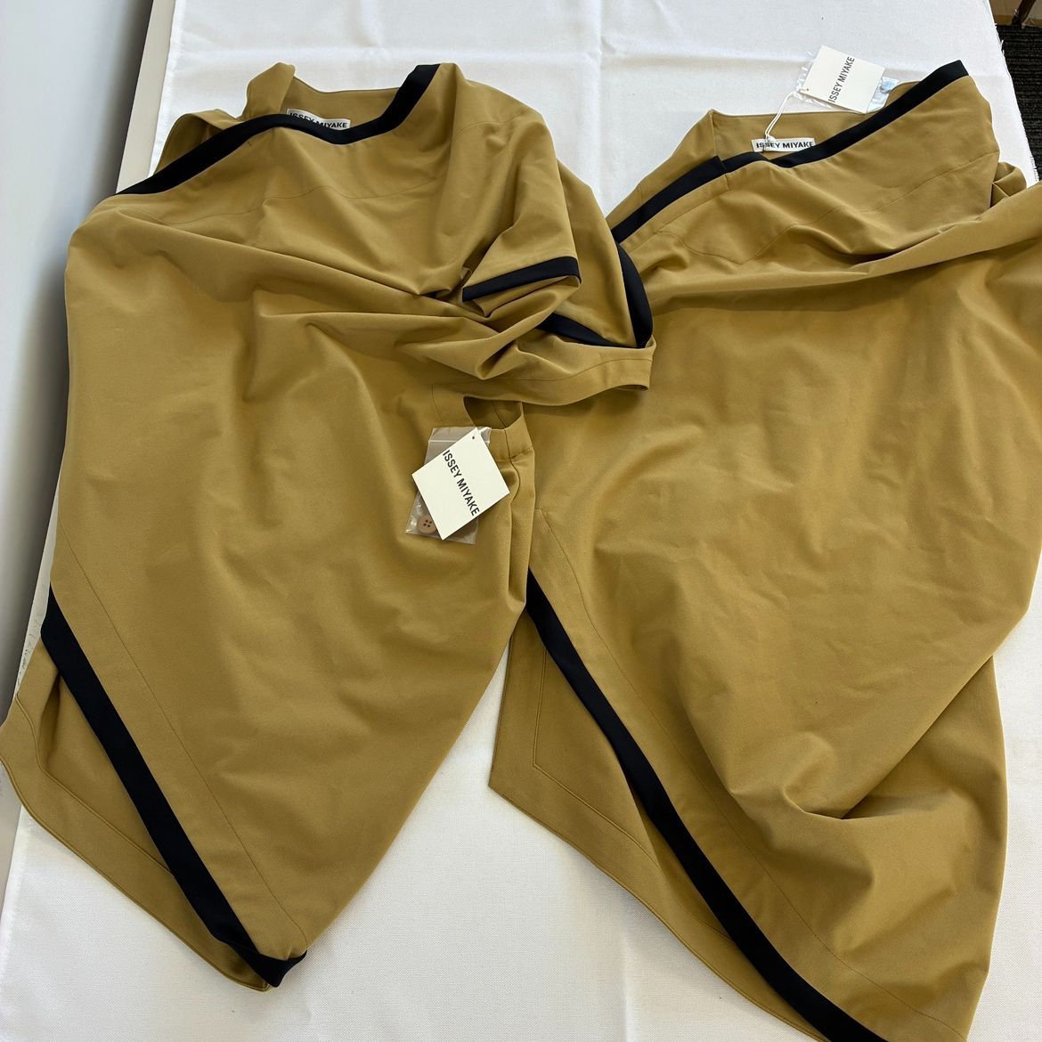 【ER263】NS288　ISSEY MIYAKE　イッセイミヤケ　23AW　変形　バイカラー　ベージュ系　セットアップ