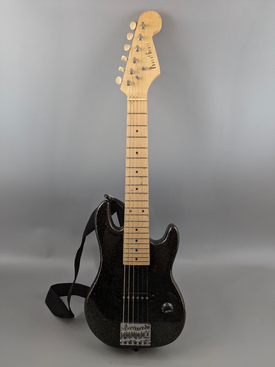 [Operation Confirmed] PhotoGenic Photogenic Mini Electric Guitar, Black, Glitter, Sparkle, Good Condition, Kids, Beginner, Introductory Kids Guitar Strap, Soft Case Included (Bacchus), Musical Instrument, Stringed Instrument, Practice Compaq