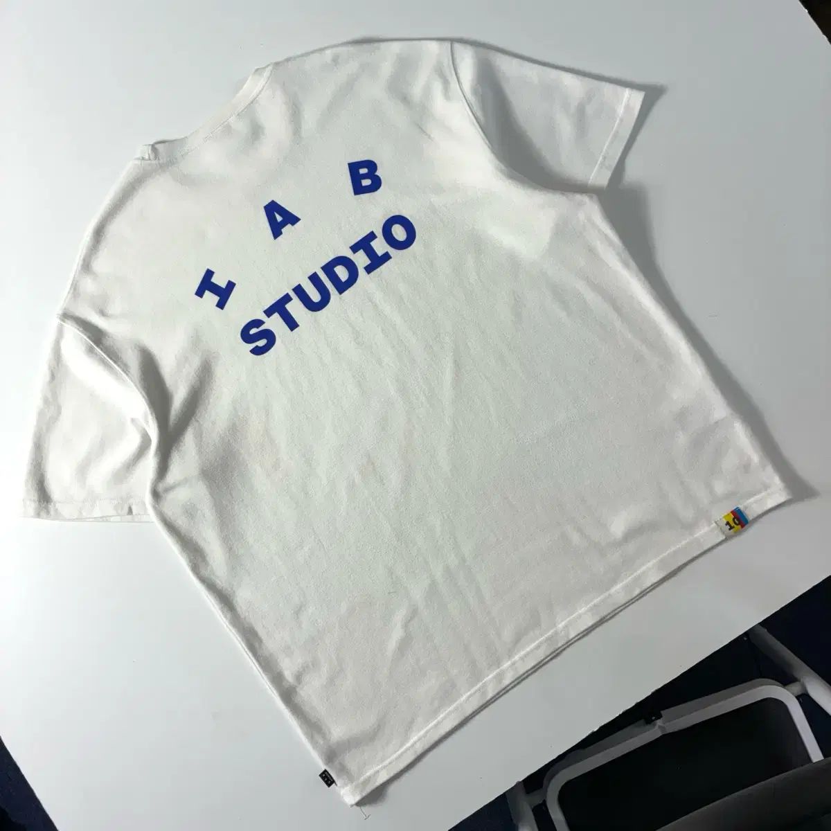 IAB Studio アイエプスタジオ Spellout 白 半袖 Tシャツ