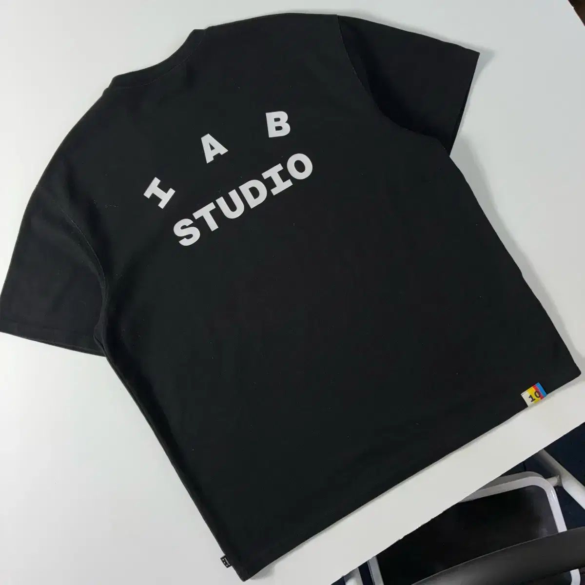 IAB studio アイエプスタジオ Spellout ブラック 半袖 Tシャツ