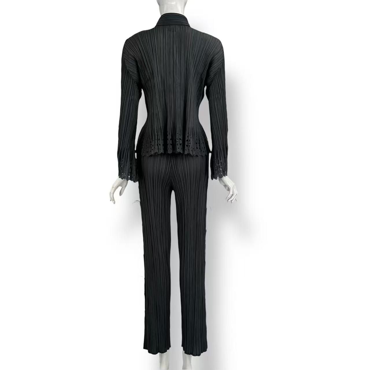 新品同様 ISSEY MIYAKE イッセイミヤケ PLEATS PLEASE プリーツプリーズ カットワークデザイン セットアップ トップス パンツ グレー サイズ3