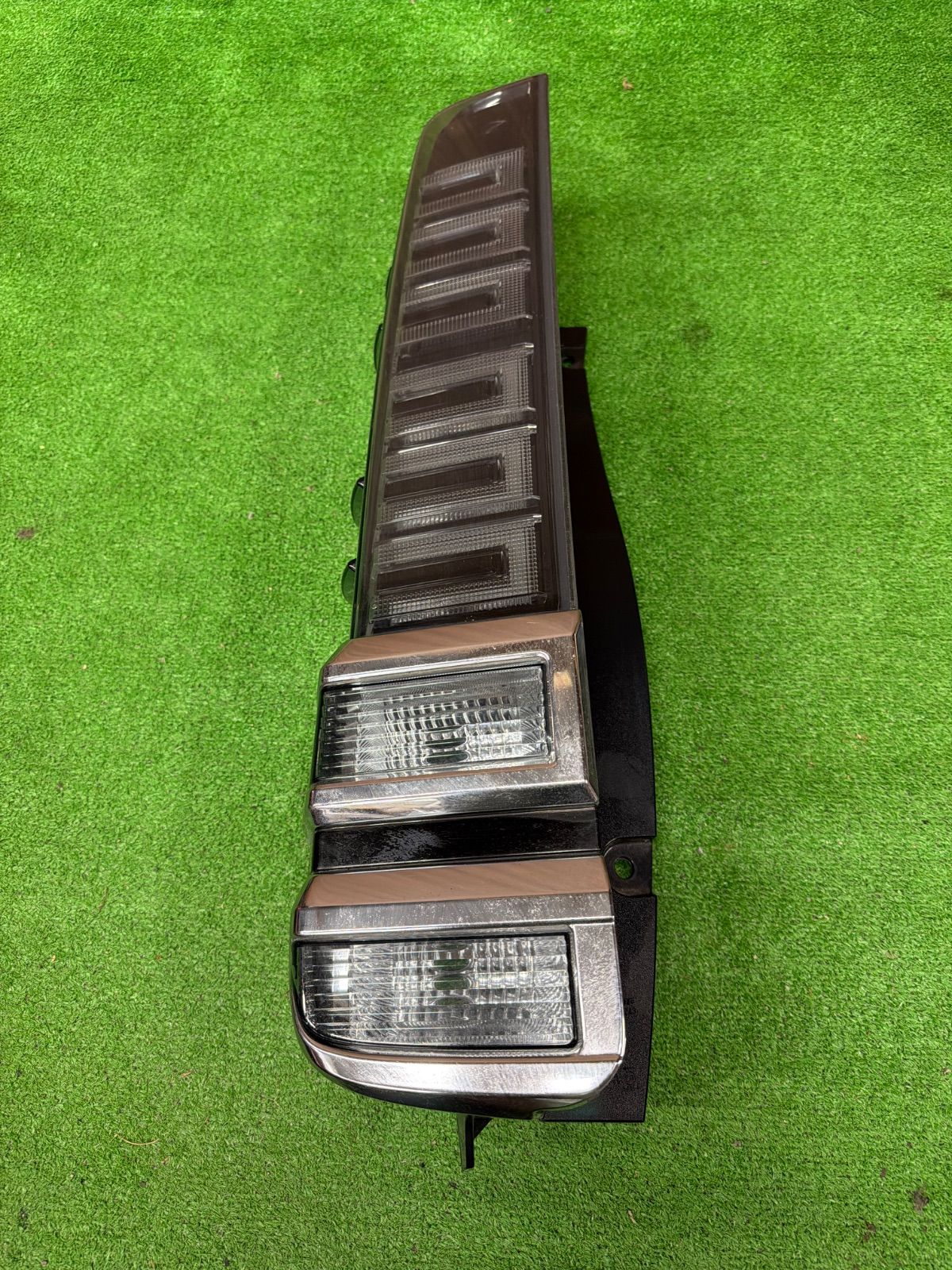 トヨタ ヴォクシー ZRR80W 純正 左側 テールランプ KOITO 28-243 (920)