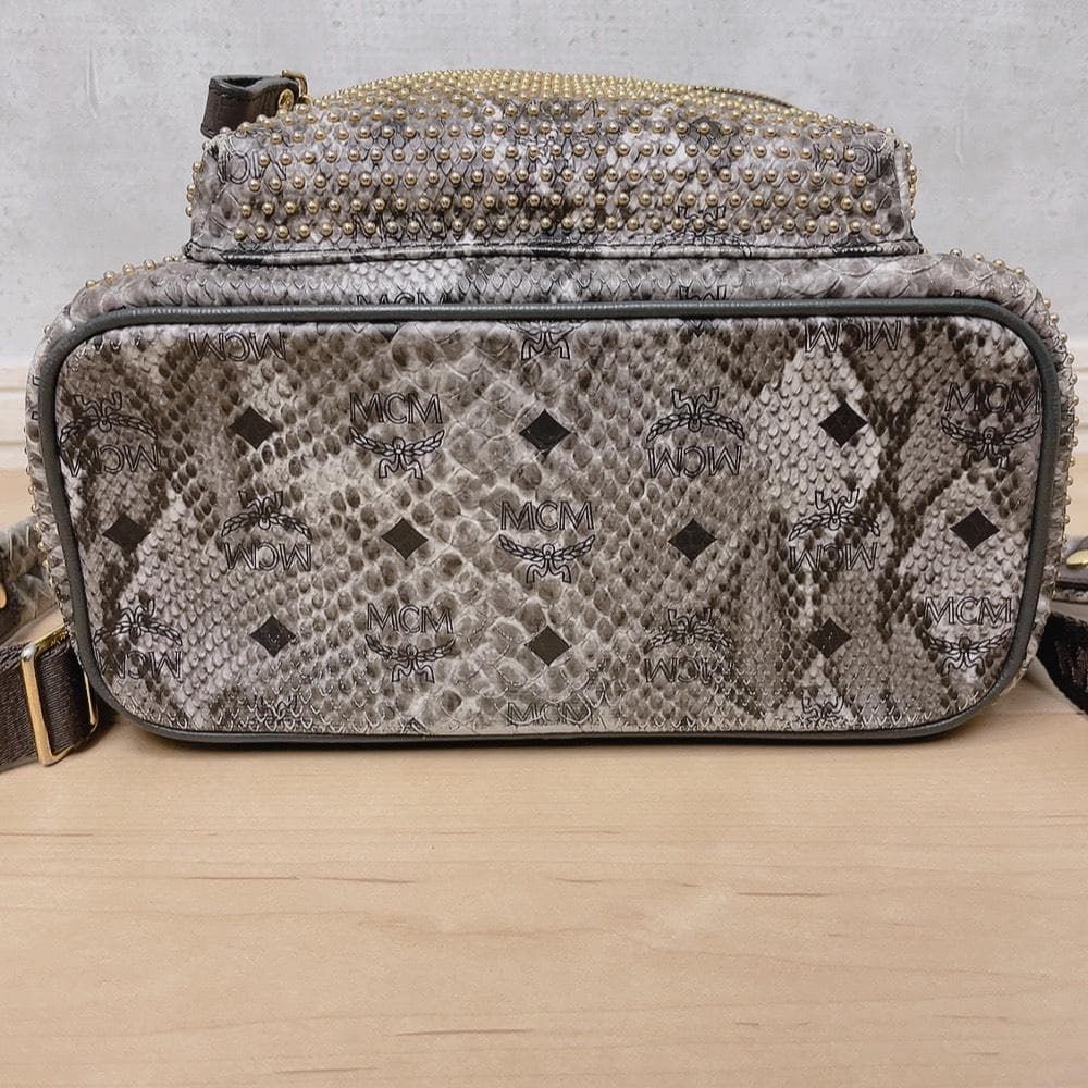 MCM ヴィセトス パイソン柄 スタッズ リュック バックパック レザー 