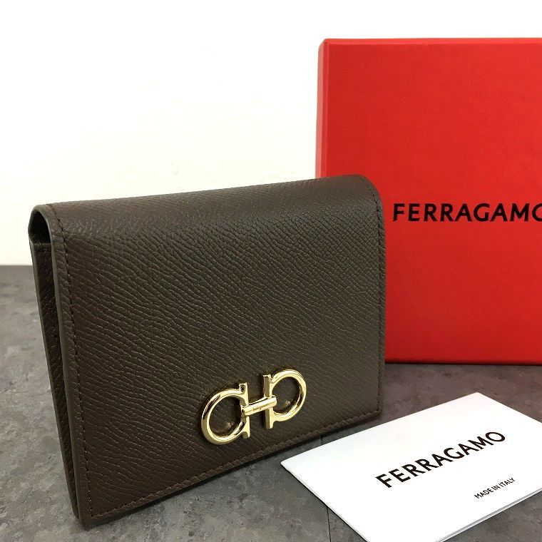 送料込み！ 未使用品 Salvatore Ferragamo コンパクトウォレット 22D780 ダブルガンチーニ モカ 箱付き 260