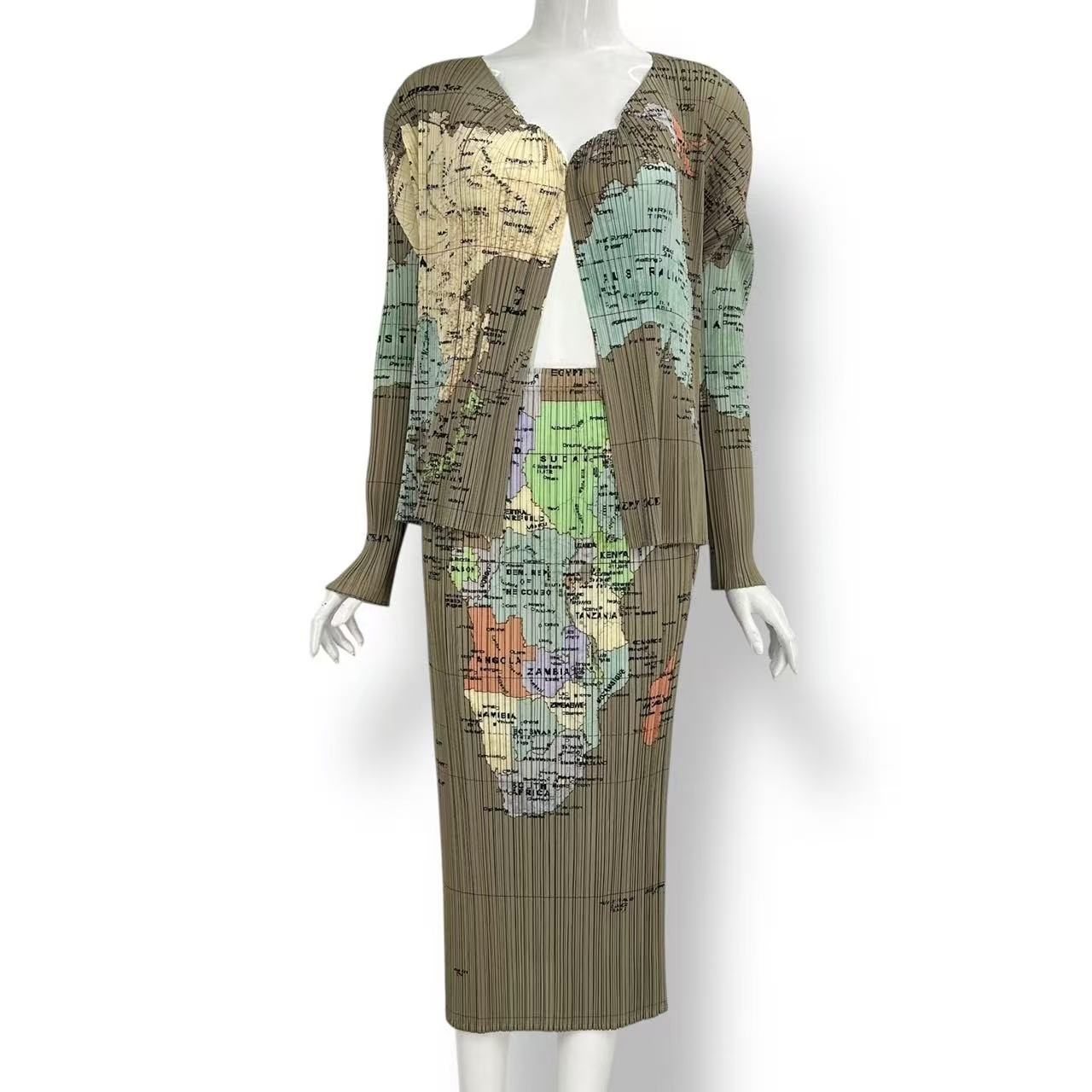 新品同様 ISSEY MIYAKE イッセイミヤケ PLEATS PLEASE プリーツプリーズ セットアップ トップス カーディガン スカート WORLD MAP 世界地図 サイズ3 グリーン