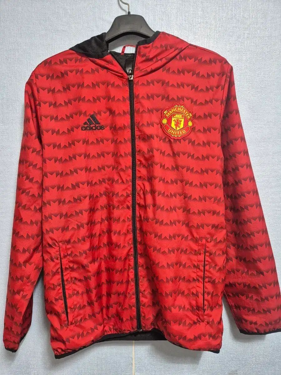 アディダス MANCHESTER UNITED FC フード ウィンドブレーカー ジャケット