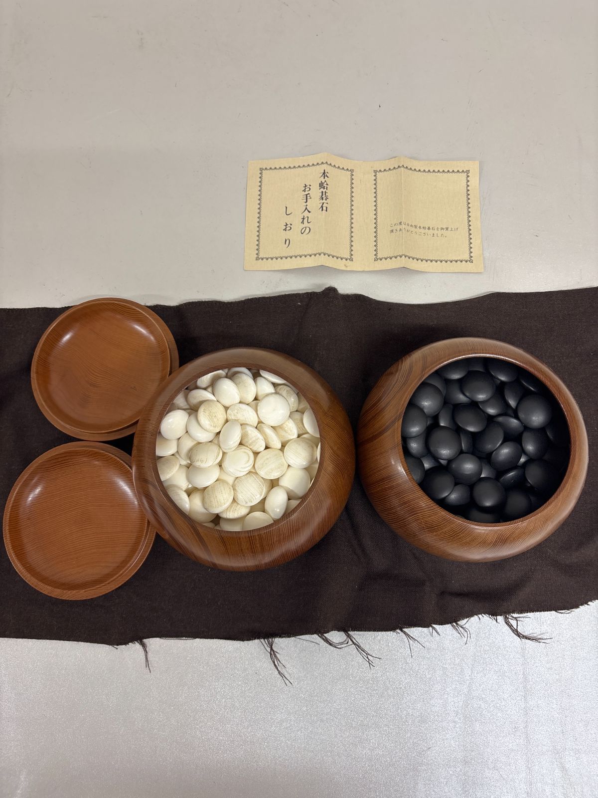 送料無料【美品・欠け無】日向製 本蛤碁石 那智黒石 木製碁笥セット