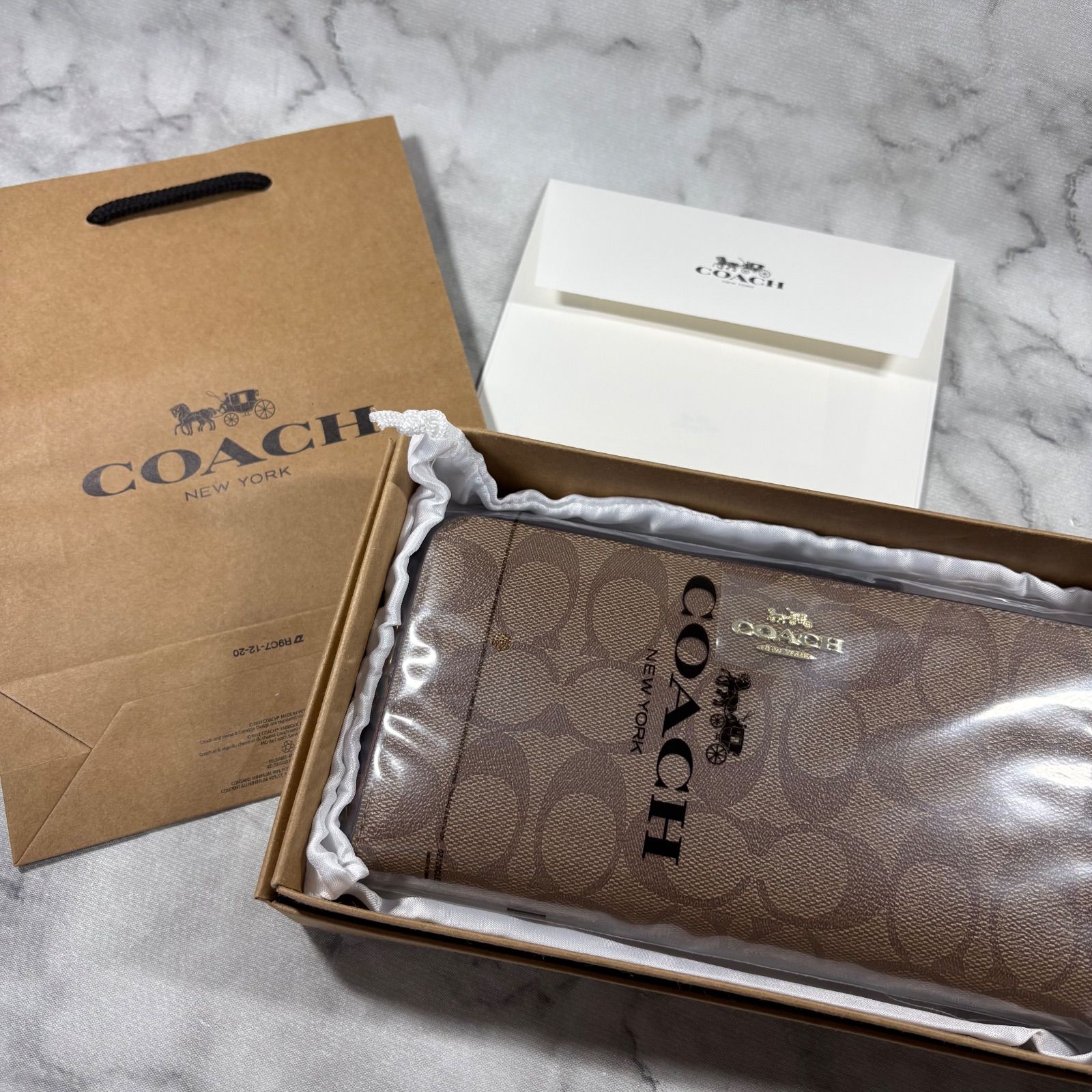 COACH 長財布　レディース　シグネチャー キャンバス　ラウンドファスナー　おしゃれ プレゼント 実用的
