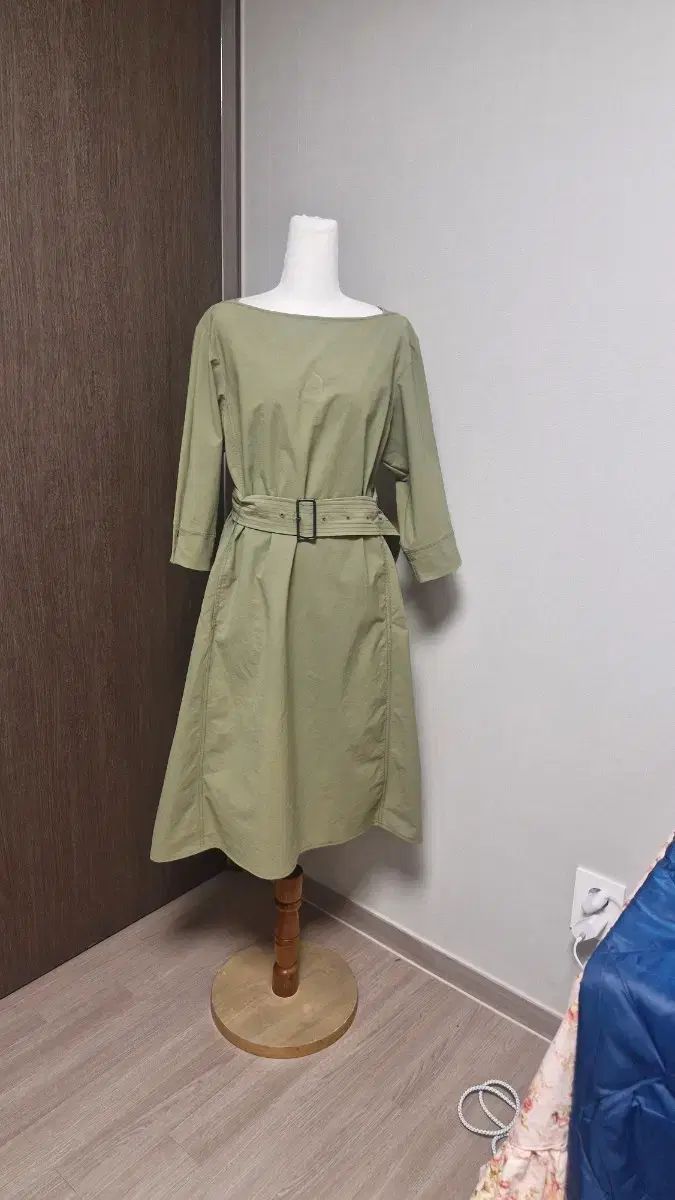 タイム(55) カーキ シャカシャカ素材ストレッチ ベルト付き ONE PIECE