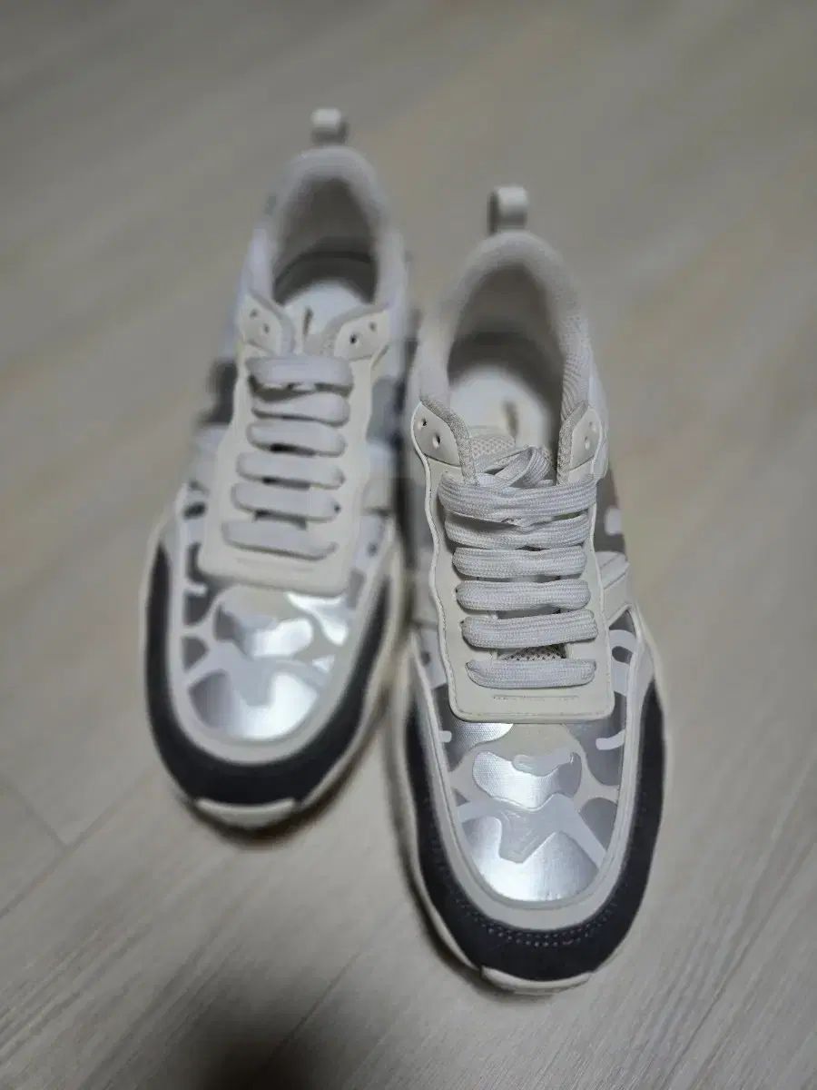 ヴァレンティノ(Valentino) ガラヴァーニのカモフラージュ ロックランナー