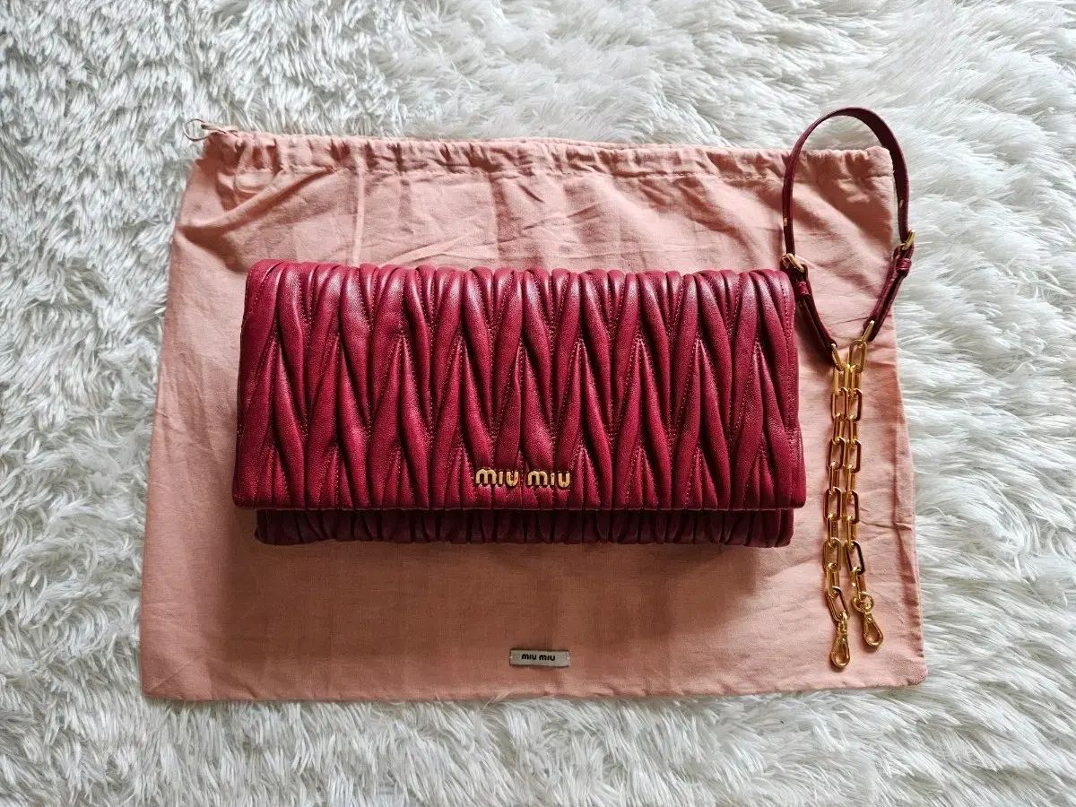 正規品 MIU MIU ミュウミュウ マトラッセ ラムスキン ゴールド チェーン クラッチバッグ