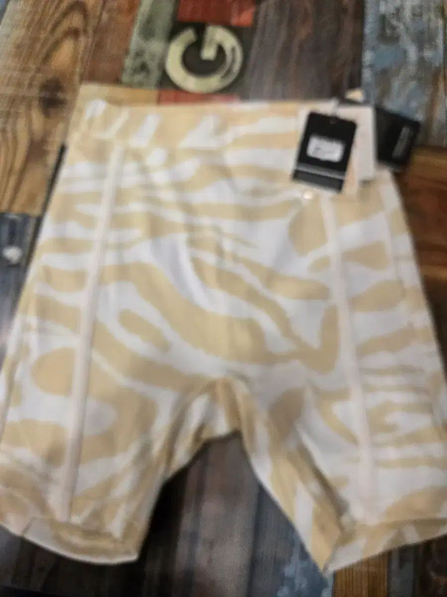 オニツカタイガー 白/ベージュ ハーフパンツ レギンス (新品)