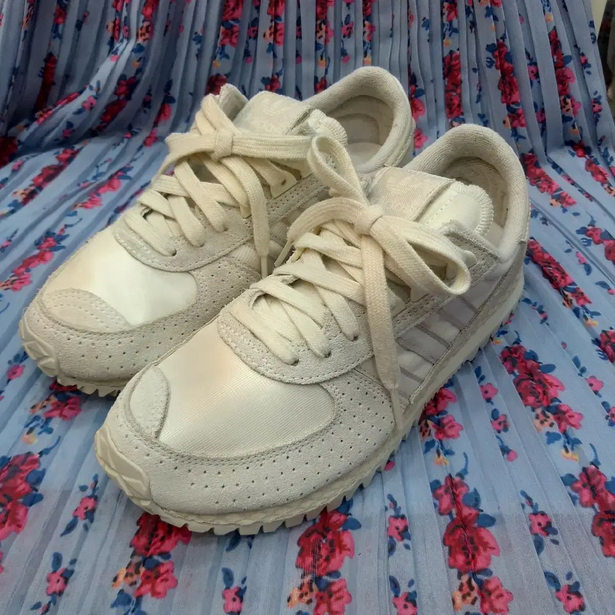 アディダス ランニングシューズ アイボリー スニーカー 220mm