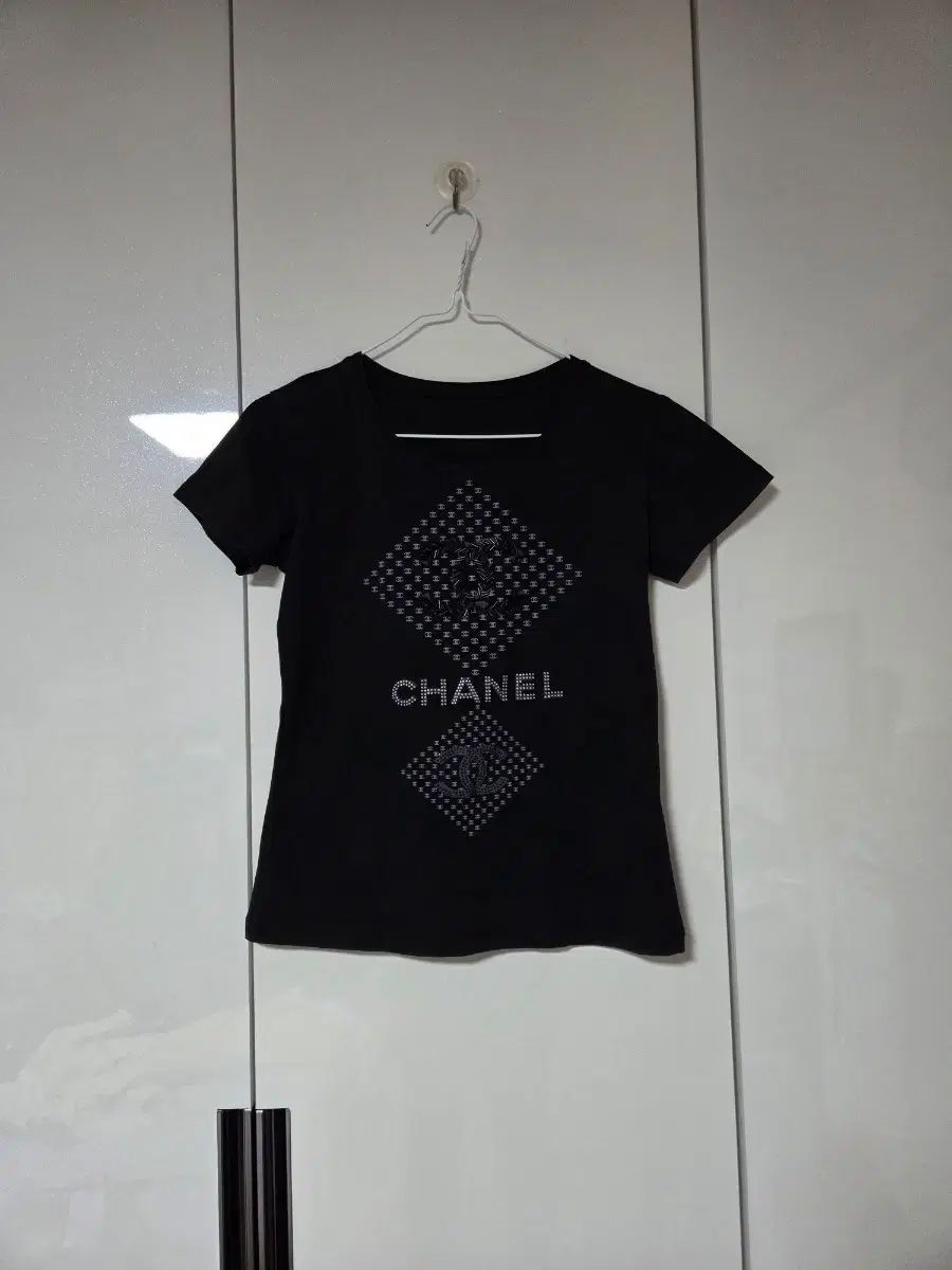 シャネル ブラック ロゴ ビーズ 半袖 Tシャツ