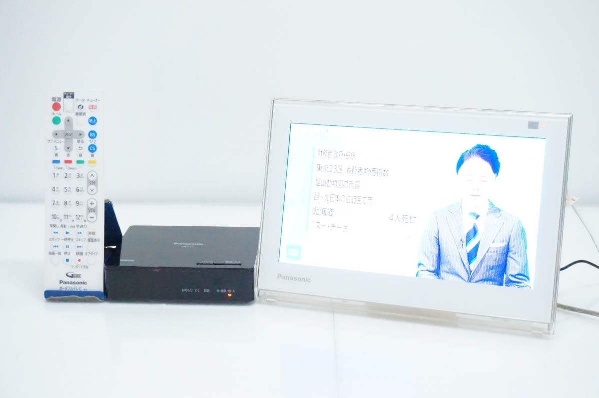 【中古】Panasonicパナソニック 10V型デジタル ポータブルテレビ プライベートビエラ UN-10E6-W 地上・BS・CS110度 防水タイプ 液晶テレビ