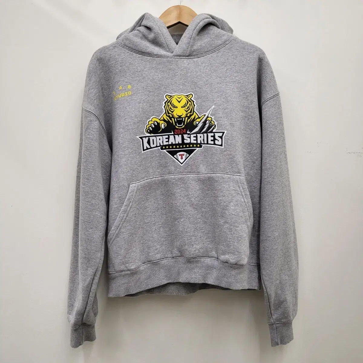 IAB Studio KIAタイガース フードTシャツ