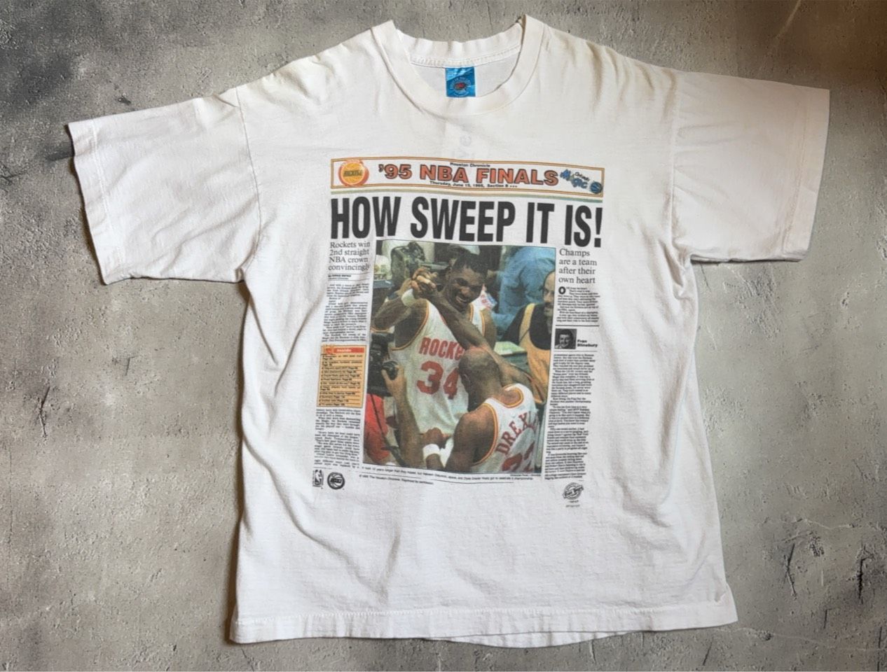 【希少】90s NBA ロケッツ 1995 優勝 新聞柄 Tシャツ L 古着