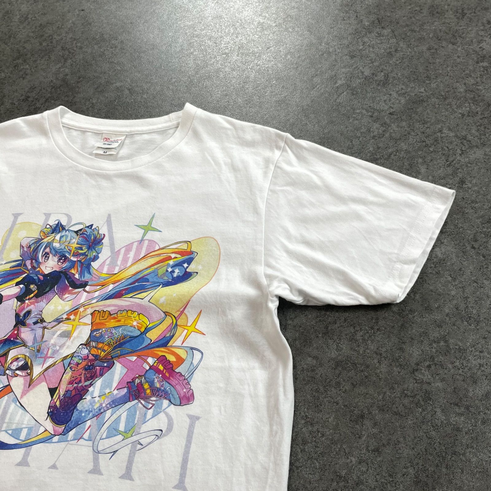 On Prism Records キラハピTシャツ キラハピちゃん グラフィック Tシャツ プリント ホワイト 白 On Prism Records キラハピTシャツ キラハピちゃん グラフィック Tシャツ プリント ホワイト 白