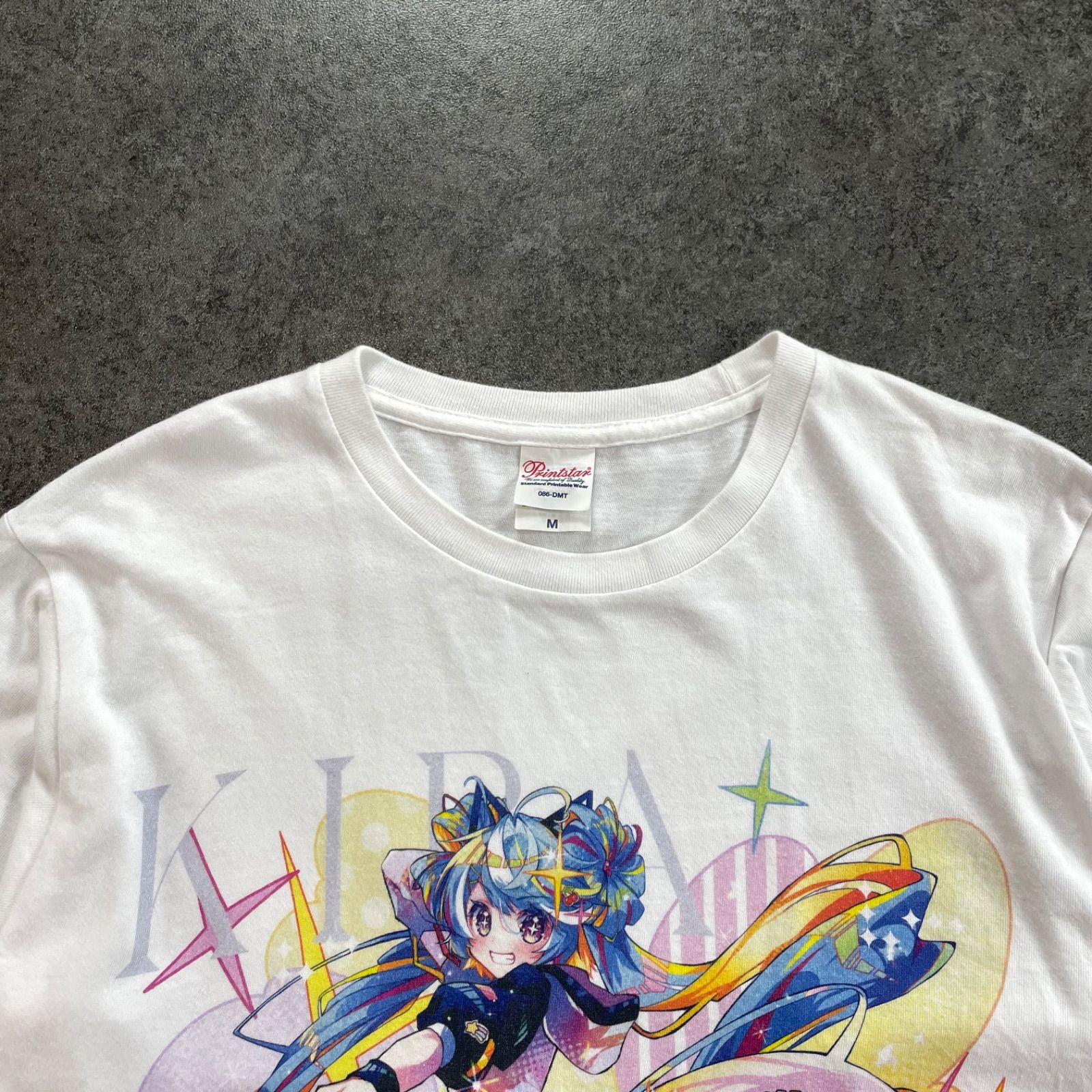 On Prism Records キラハピTシャツ キラハピちゃん グラフィック Tシャツ プリント ホワイト 白 On Prism Records キラハピTシャツ キラハピちゃん グラフィック Tシャツ プリント ホワイト 白