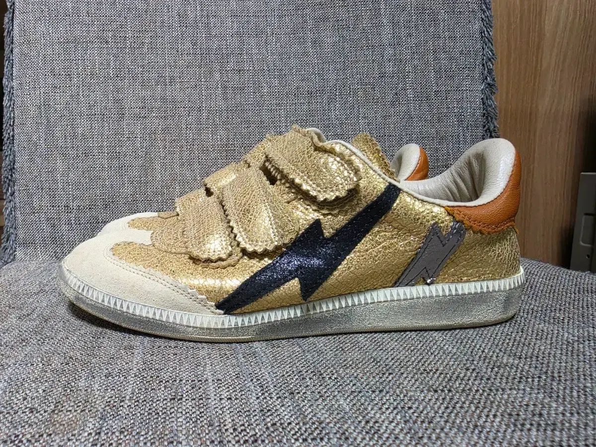 イサベル マラン(フランス)バックル スニーカー GOLD 37