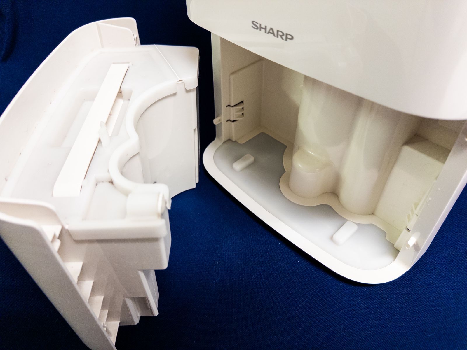 シャープ SHARP 衣類乾燥除湿機 CV-G71-W プラズマクラスター □ シャープ SHARP 衣類乾燥除湿機 CV-G71-W プラズマクラスター □