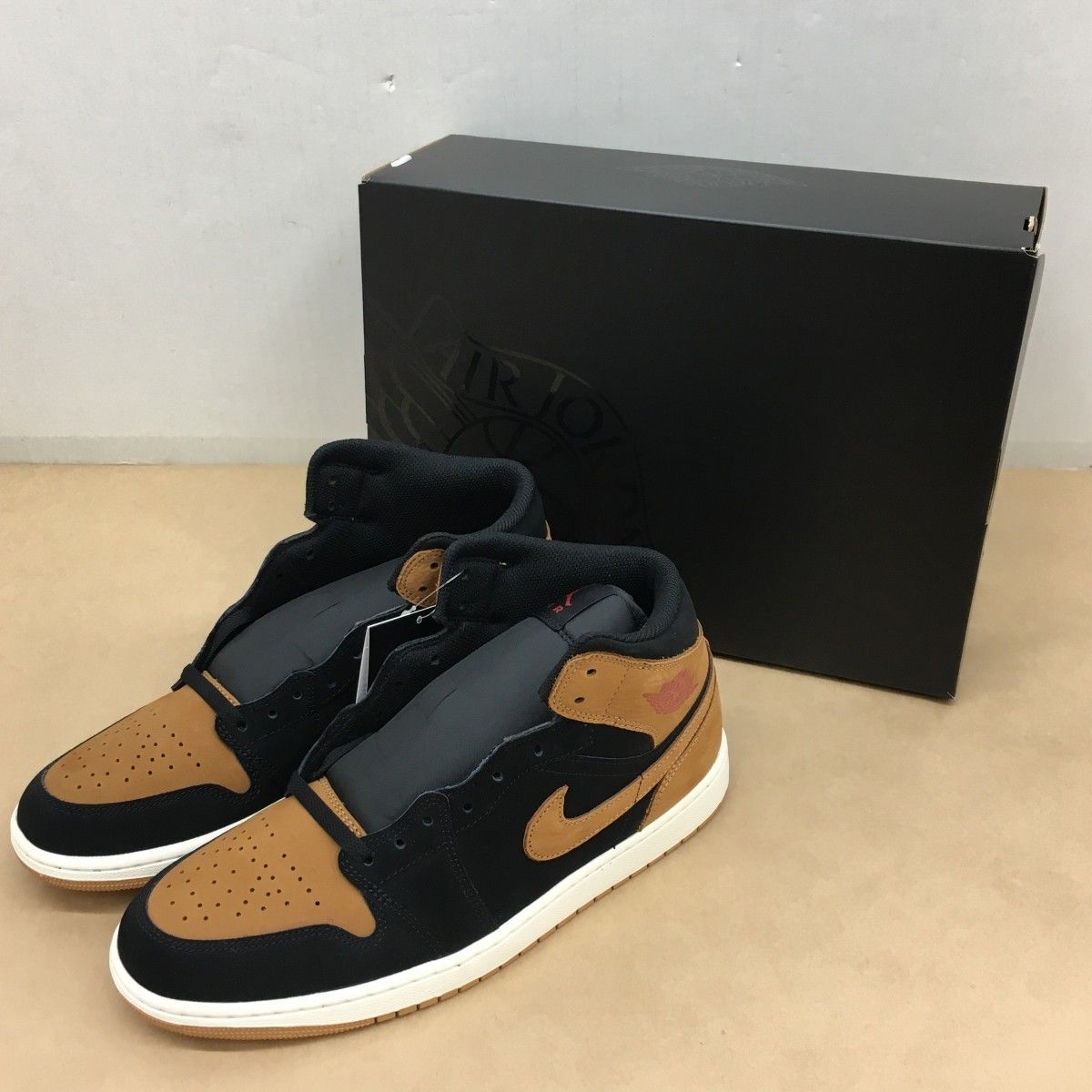 未使用 NIKE AIR JORDAN 1 MID SE Black/Varsity Red/Sail/Flax HV4091 