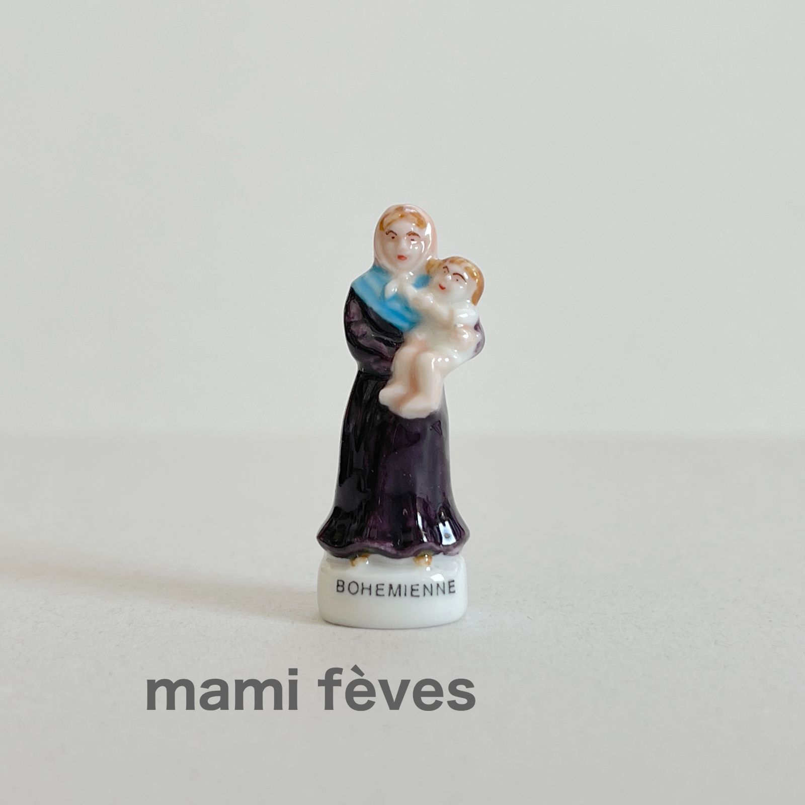 フェーヴ 赤ちゃんを抱く女性 フランス フェーブ ミニチュア陶器 m