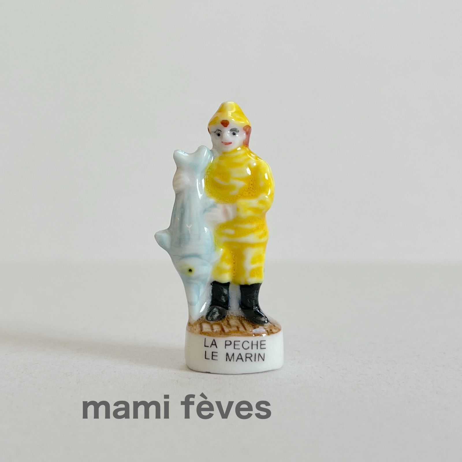 フェーヴ 魚を持つ漁師 フランス フェーブ ミニチュア陶器 m-1956