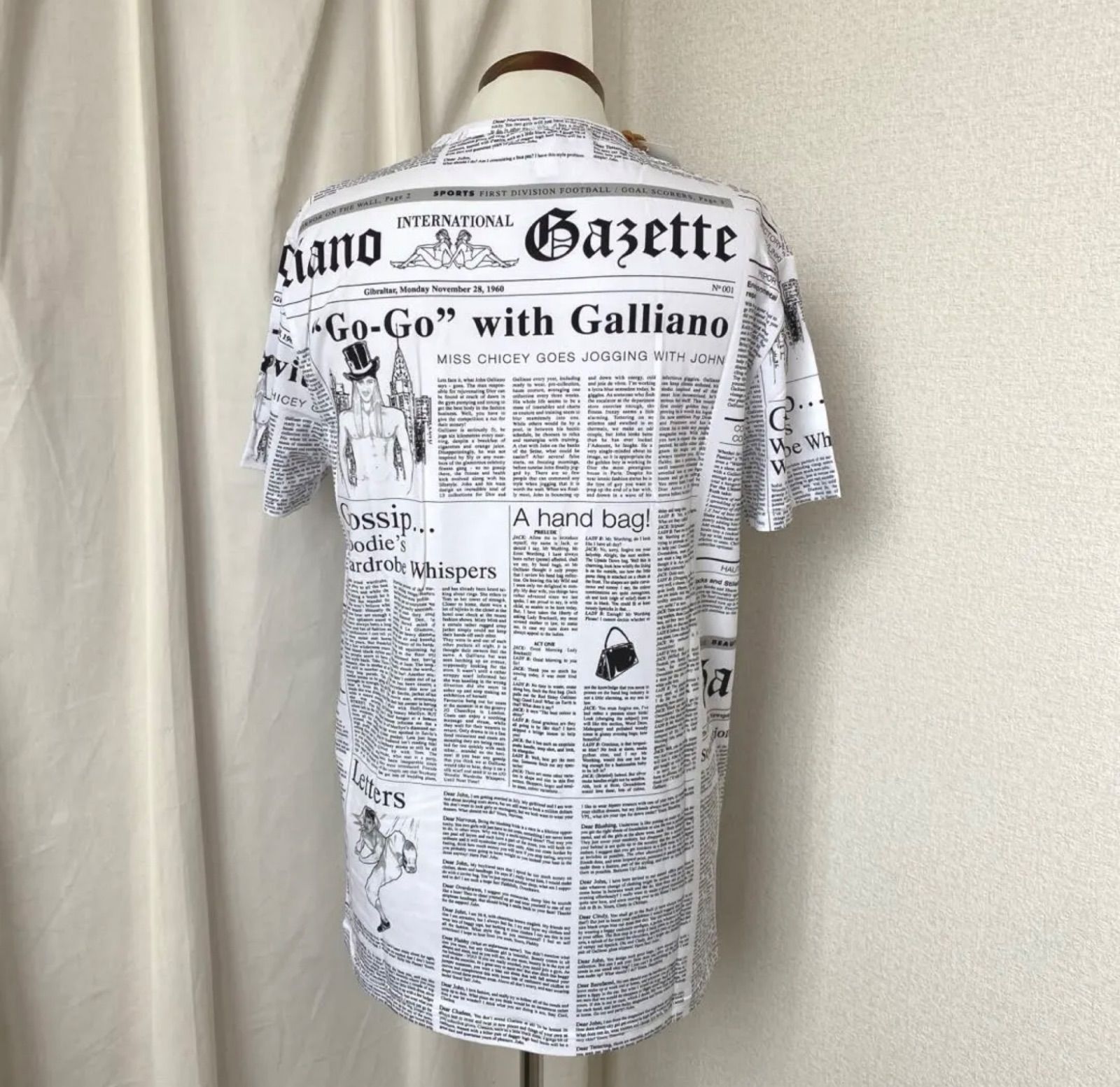 John galliano ジョンガリアーノ Tシャツ ニュースペーパー 白 - メルカリ